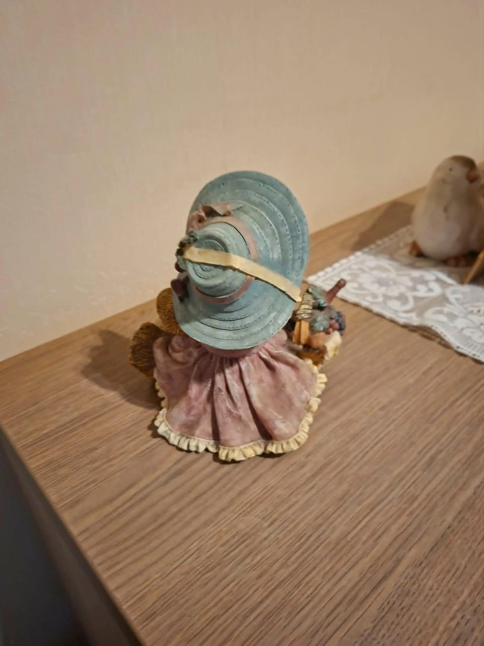 Estatueta decorativa: Urso de pelúcia com cesta de frutas e pote de mel – photo 4